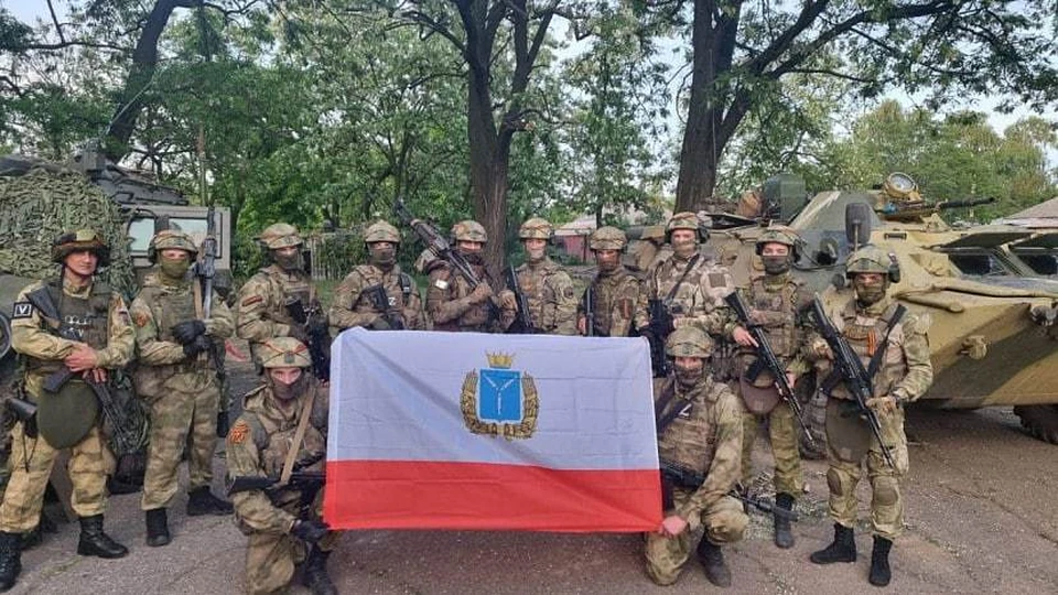 Бойцы с флагом Саратовской области