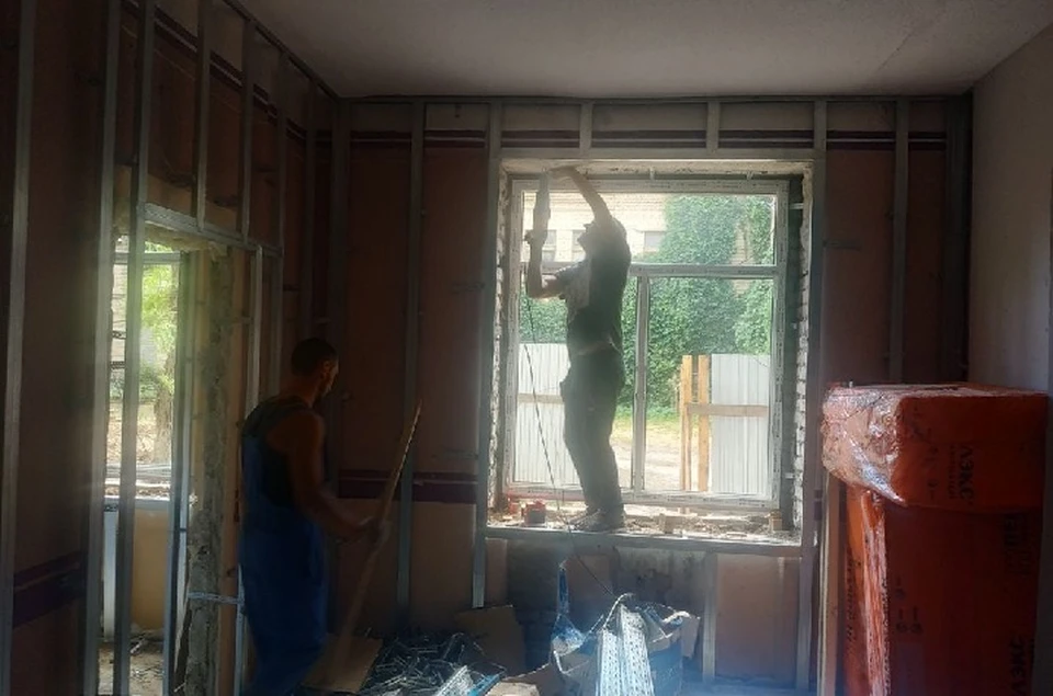 Московские специалисты ремонтируют больницу в Новоазовске. Фото: пресс-служба Минздрава ДНР