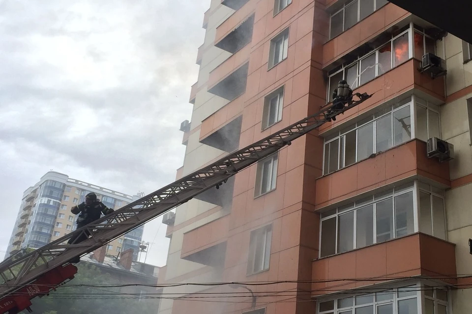 20 человек спаслись из новосибирской высотки, в которой загорелись три балкона. Фото: ГУ МЧС НСО.