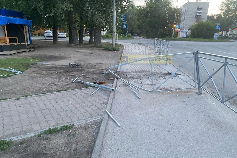 В Новосибирске «Тойота» снесла ограждение и протаранила 2 авто. Фото: "Инцидент Новосибирск".