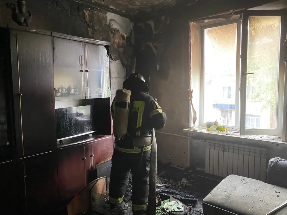 Пять взрослых и ребенка спасли из горящего дома пожарные в Кимовске Тульской области