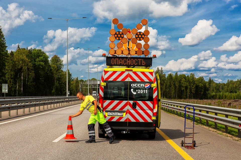 Служба аварийных комиссаров ОССП бесплатно помогает водителям на дорогах М-3, М-4 и М-11. Фото: Александр ПЯТИЛЕТОВ