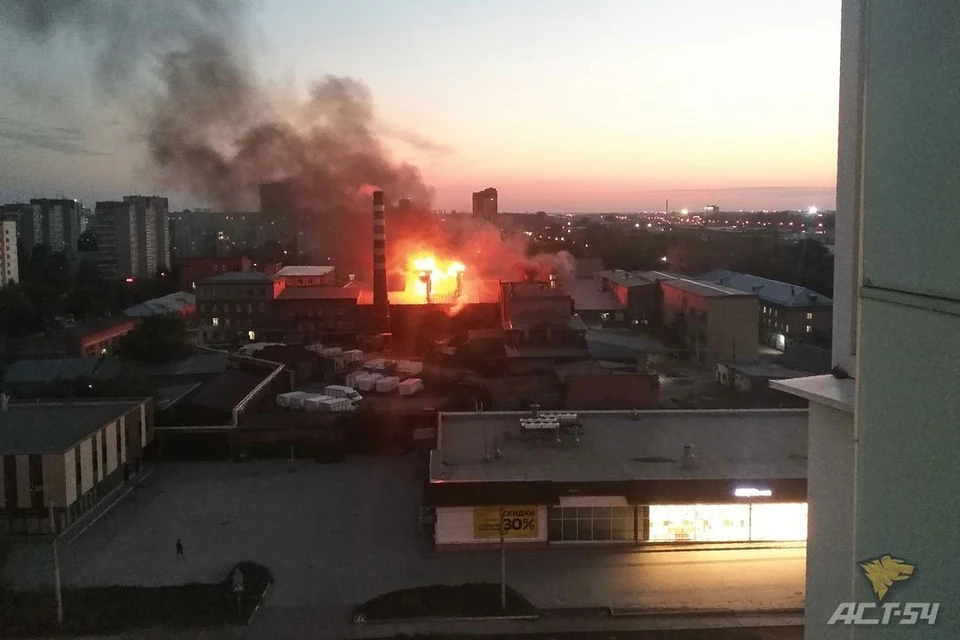 В Новосибирске случился пожар на Хлебокомбинате. Фото: ГУ МЧС по НСО