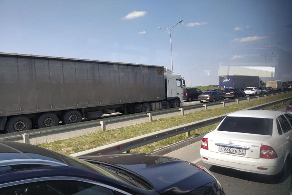 Под Симферополем автомобили стоят в пробке из-за ремонтных работ на трассе