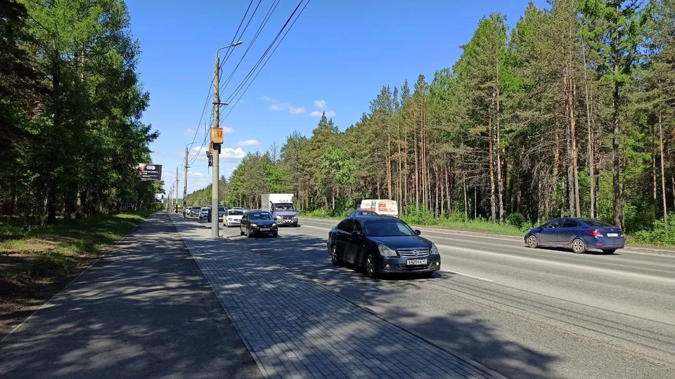 На тротуаре начали разбирать плитку