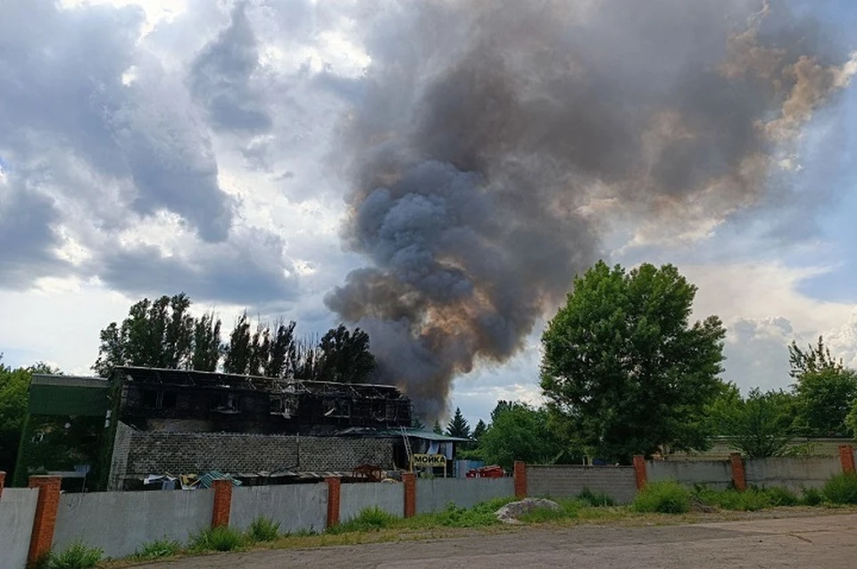 В здании автосервиса в Хабаровске случился пожар