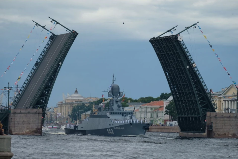 В Санкт-Петербурге прошел парад по случаю Дня Военно-морского флота Российской Федерации