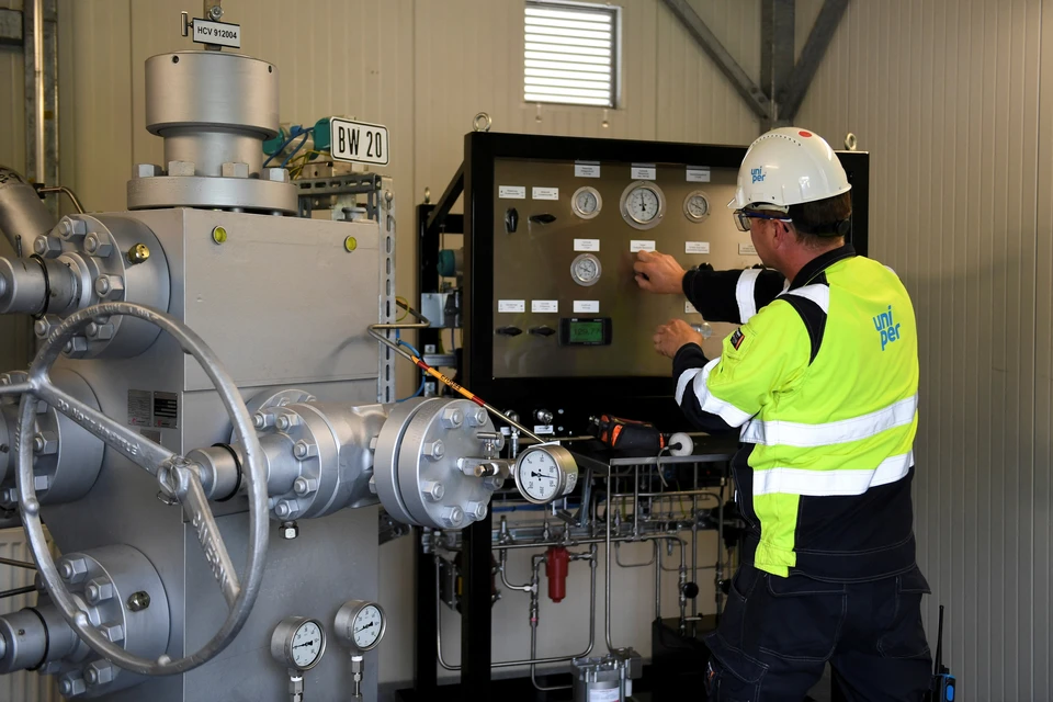 Работник хранилища газа в немецком Крайбурге занят проверкой оборудования.