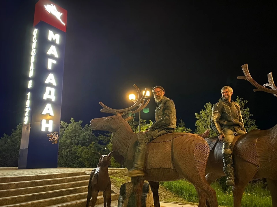 Антон (справа) и американец Чарли (слева) добрались до Магадана поздней ночью 31 июля. Фото: Антон Юрков\VK
