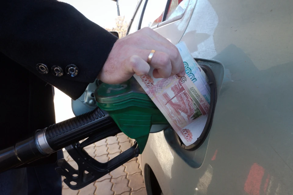 На среднюю з/п за месяц житель региона может купить 692 литра бензина.