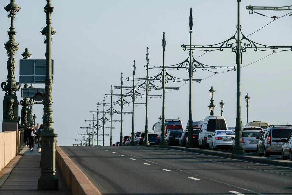 Пробки в 7 баллов сковали Петербург во время дождя 1 августа