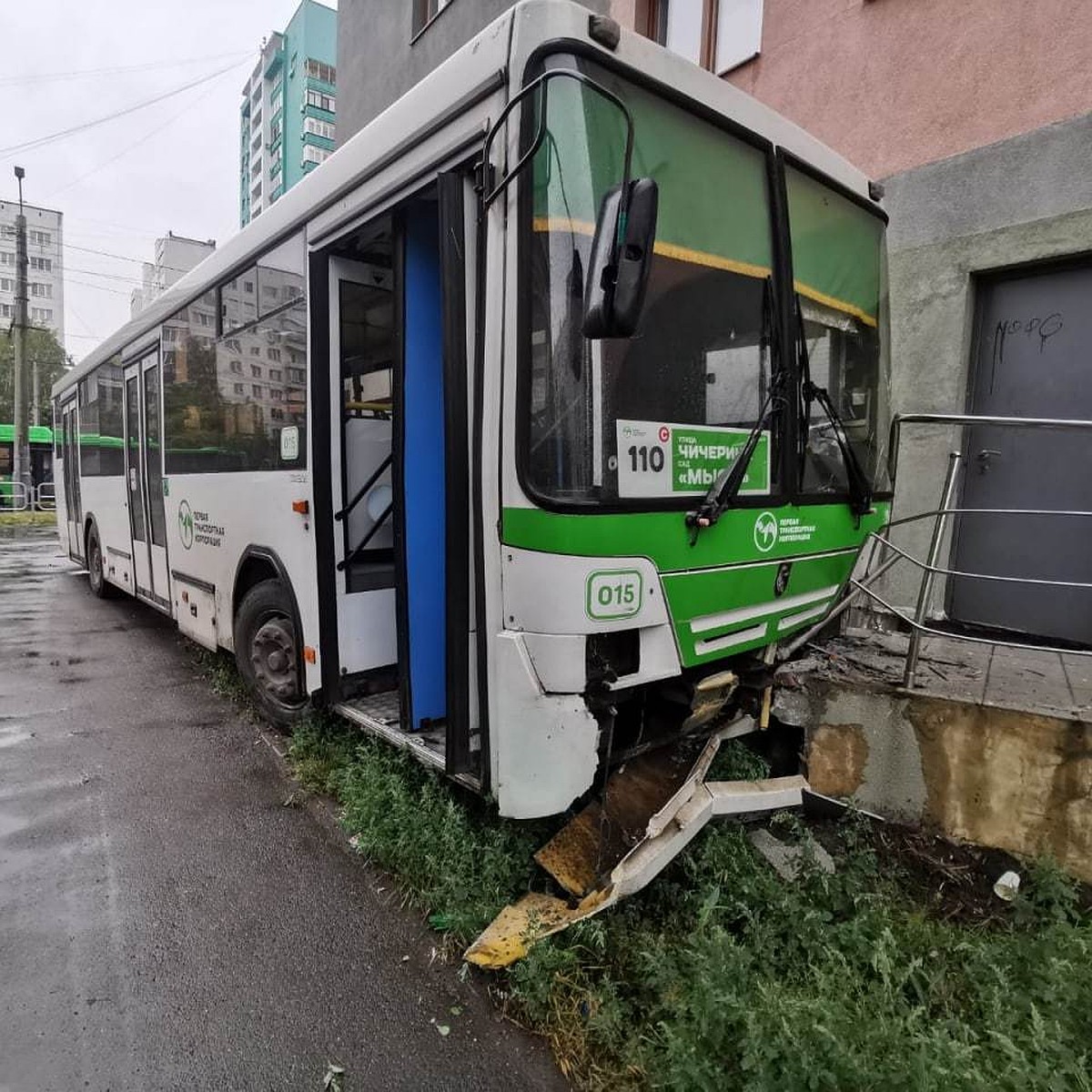 Авария с автобусом возле «Виктории» в Челябинске 2 августа 2022: причины и  пострадавшие - KP.RU