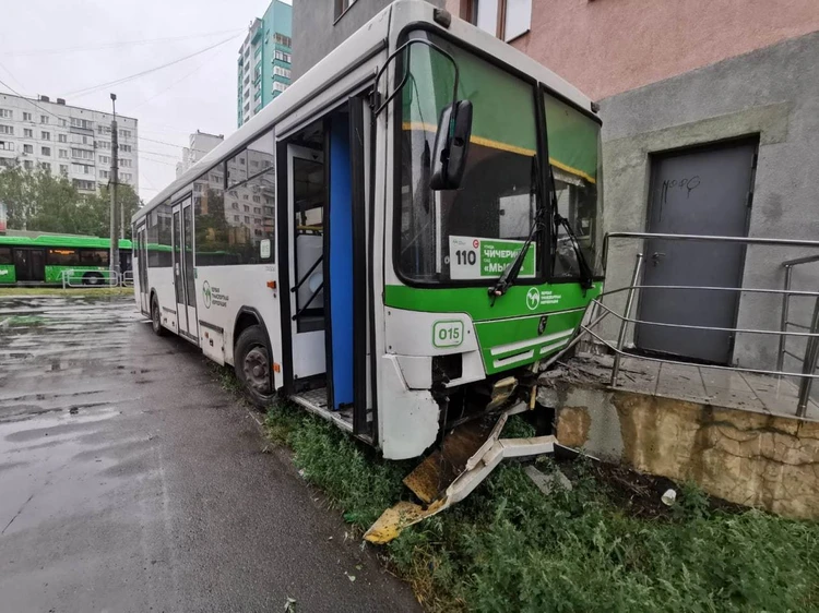 Авария с автобусом возле «Виктории» в Челябинске 2 августа 2022: причины и пострадавшие