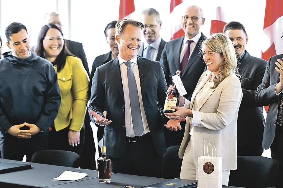 Наконец, к всеобщей радости, 14 июня этого года министры иностранных дел Дании Джеп Кофод и Канады Мелани Джоли подписали в Оттаве договор о разделе острова и в последний раз обменялись бутылками со шнапсом и виски. Наливай!