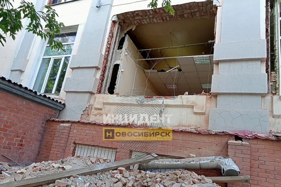 Рабочие демонтировали окно, когда на них упала балка. Фото: «Инцидент Новосибирск»
