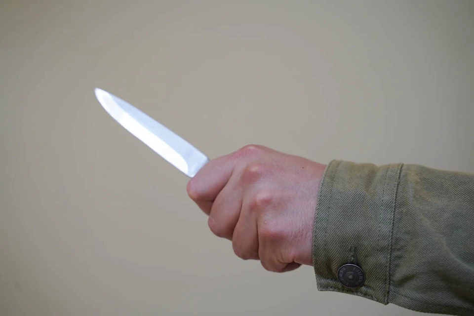 По предварительной информации, женщину пырнул ножом неизвестный в подъезде