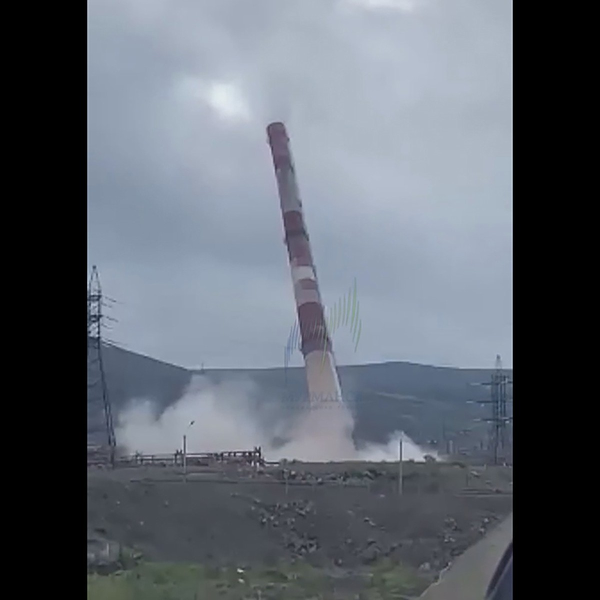 В Мончегорске сняли на видео падение огромной дымовой трубы - KP.RU