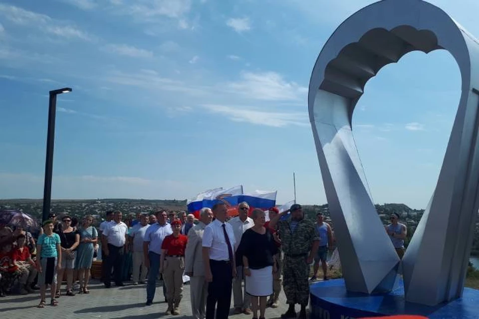 Памятник представляет собой купол парашюта. Фото: Министерство региональной политики и массовых коммуникаций Ростовской области