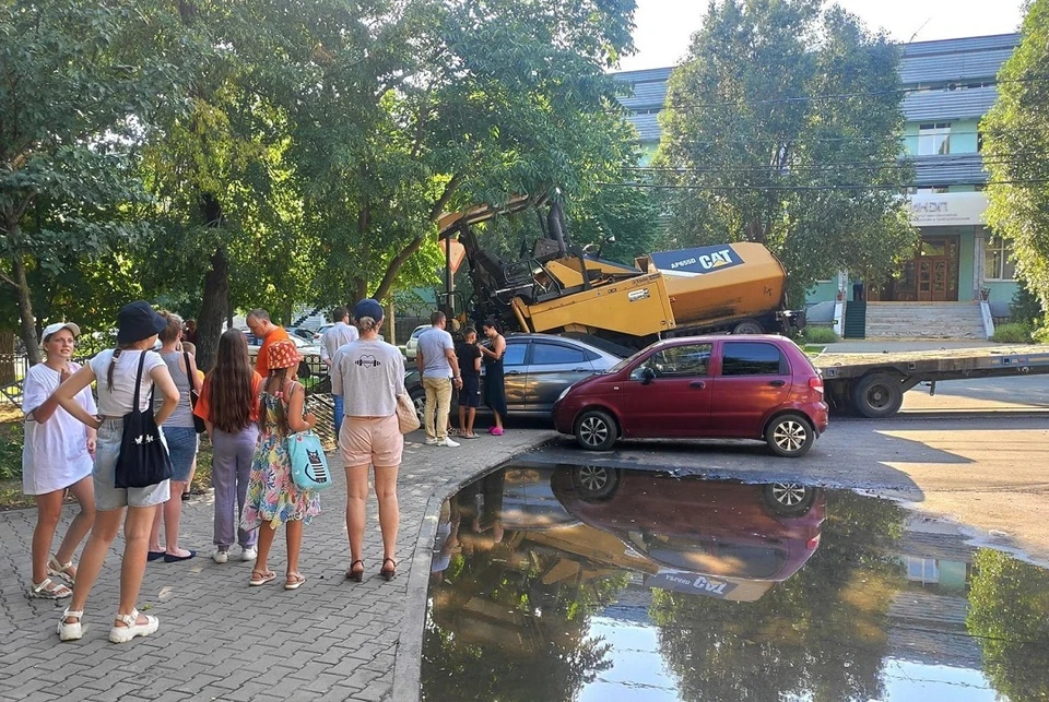 Большегруз начал движение назад и допустил наезд на припаркованные автомобили. Фото: группа "Таганрогское ДПС" Вконтакте.