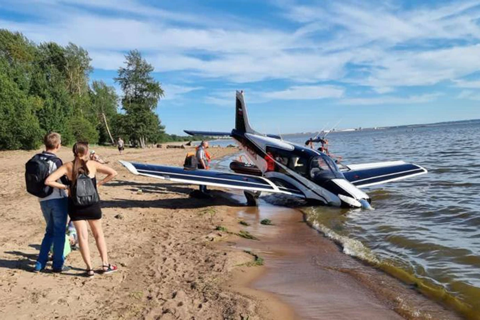Легкомоторный самолет упал на пляж Финского залива в Петербурге 4 августа 2022 года / Фото: СЗТП