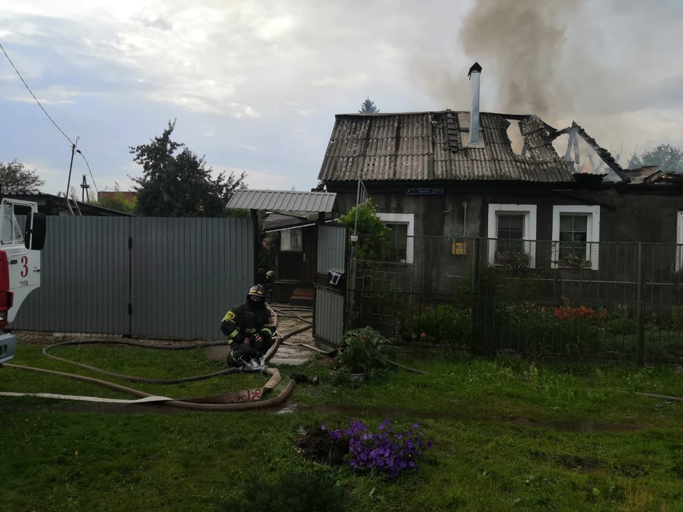 В Туле сгорел частный дом: при пожаре пострадала 71-летняя женщина