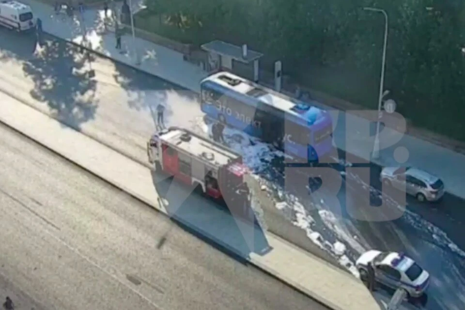 В Москве на Страстном бульваре в районе дома 2 загорелся электробус