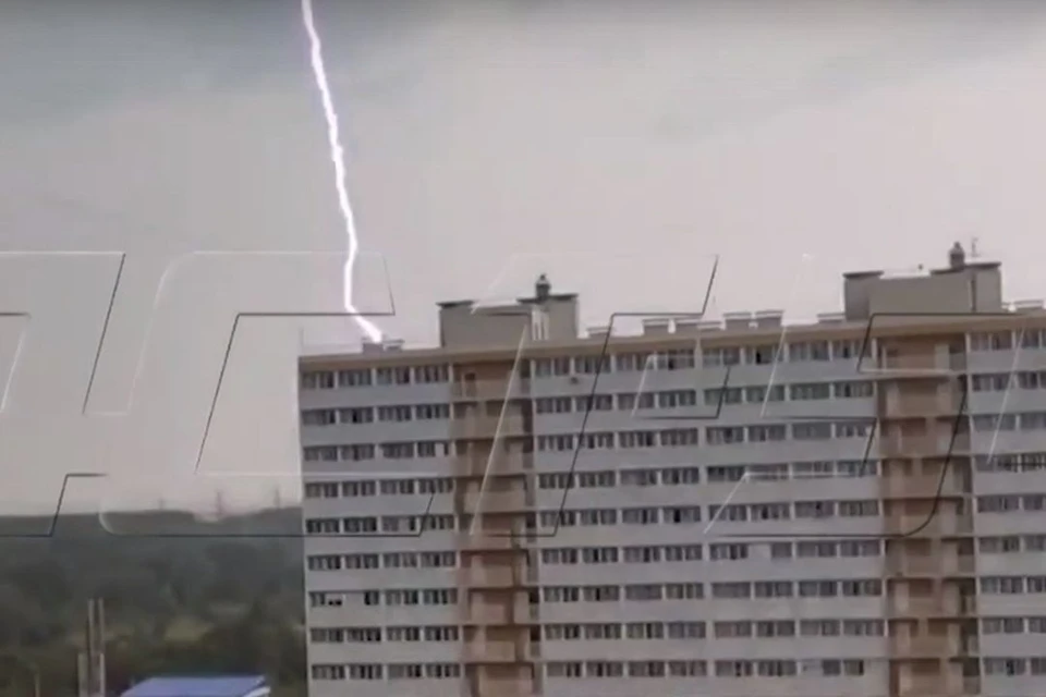 В Новосибирске молния ударила в жилую многоэтажку. Фото: Кадр из видео
