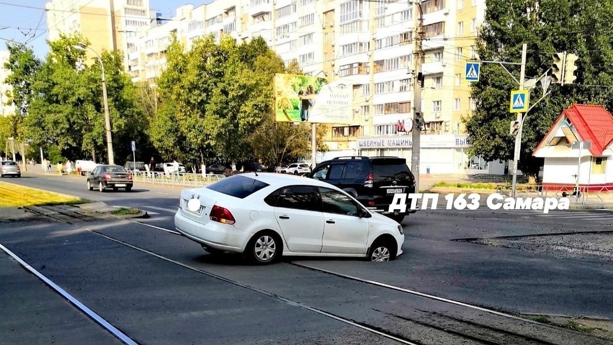 В Самаре под машиной провалился асфальт на пересечении улиц Ленина и  Первомайской - KP.RU