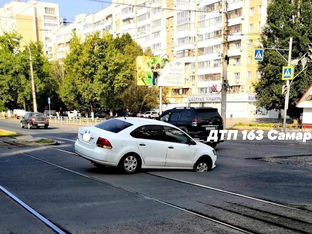 В Самаре под машиной провалился асфальт на пересечении улиц Ленина и  Первомайской - KP.RU