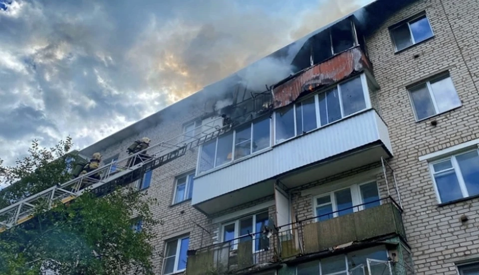 Сегодня днём сгорели два смежных балкона в центре Смоленска. Фото: МЧС по региону.