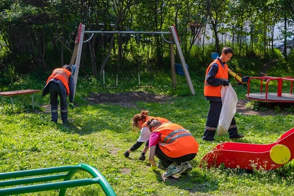 Школьники наведут порядок на детских площадках Магадана. Фото: мэрия Магадана.