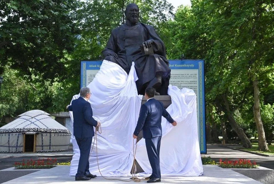 Церемония открытия памятника Абаю Кунанбаеву в Бишкеке на центральной аллее Театрального сквера в киргизской столице, 26 мая 2022 года