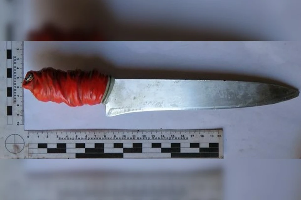 Этим ножом злоумышленник убили случайного прохожего, которого решили ограбить