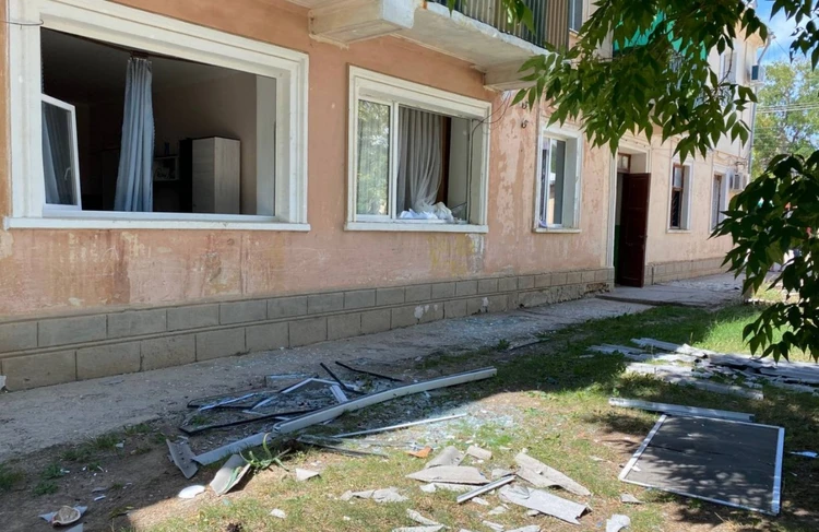 Выбитые стекла и разрушенные машины: репортаж с места взрыва в Новофедоровке