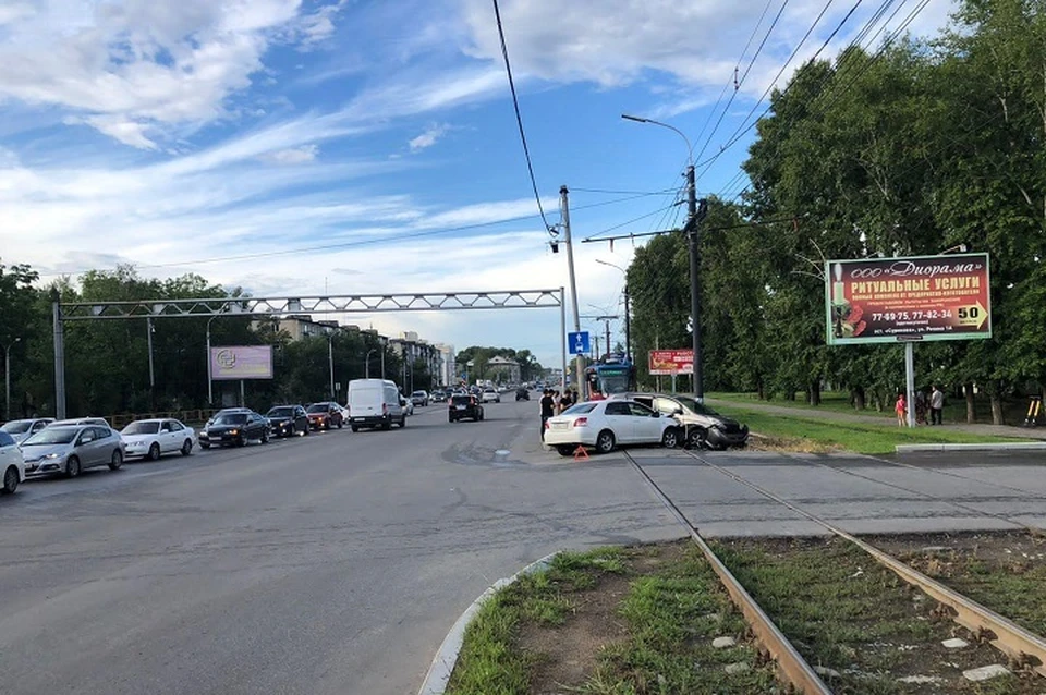 Две машины разбились на перекрестке в Хабаровске