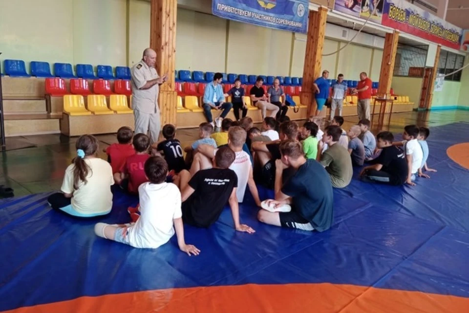 Спортсмен рассказывает воспитанникам школы Олимпийского резерва о правилах безопасности на воде.