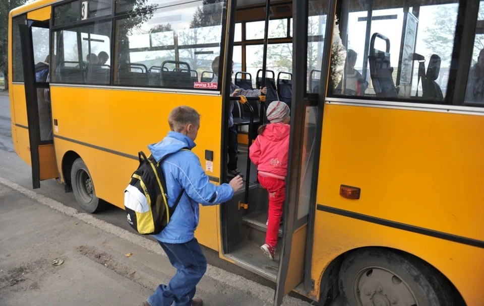 Современные автобусы домчат учеников в школу бесплатно.