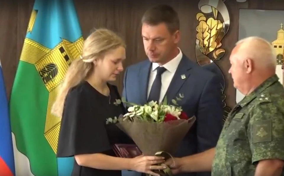 Вдове Ивана Гурина Маргарите вручили цветы и орден ее мужа. Фото: кадр с видео.