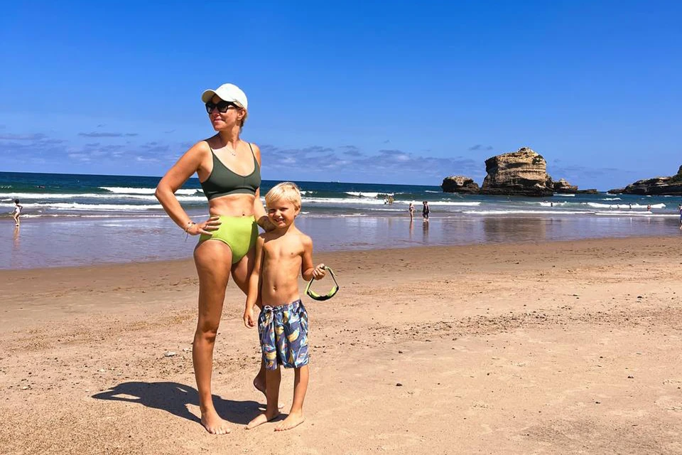 Собчак с сыном Платоном на пляже Биаррица. Фото: соцсети.