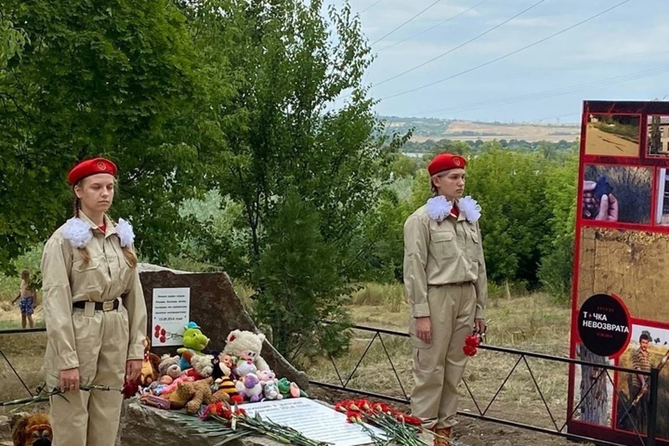 Монумент в память о погибших установлен на берегу водохранилища в Зугрэсе. Фото: ВК/Жукова