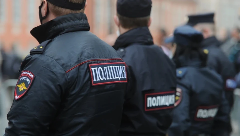 Очевидец обратился в полицию и сообщил, что у одного из домов по улице Камова в Москве горит автомобиль