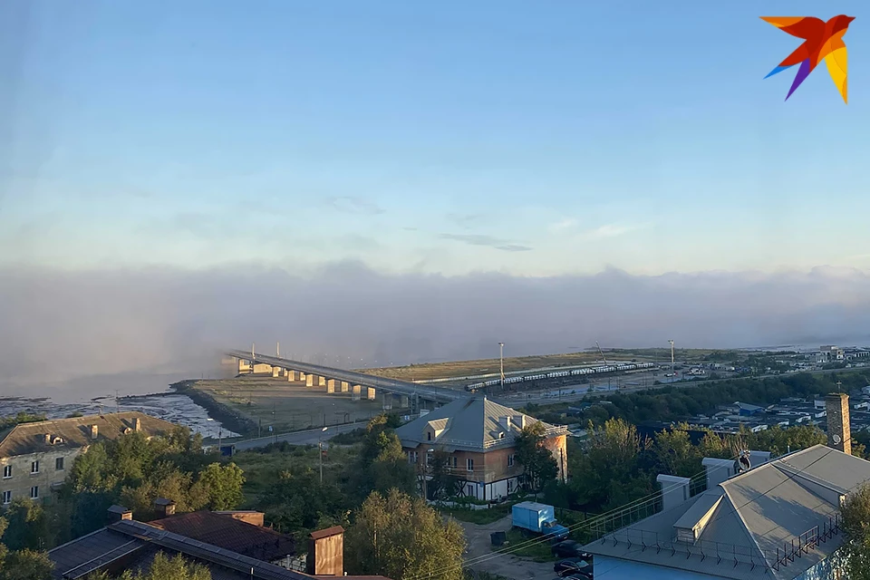 Похолодание привело к интересному явление: мост через Кольский залив окутало туманом.