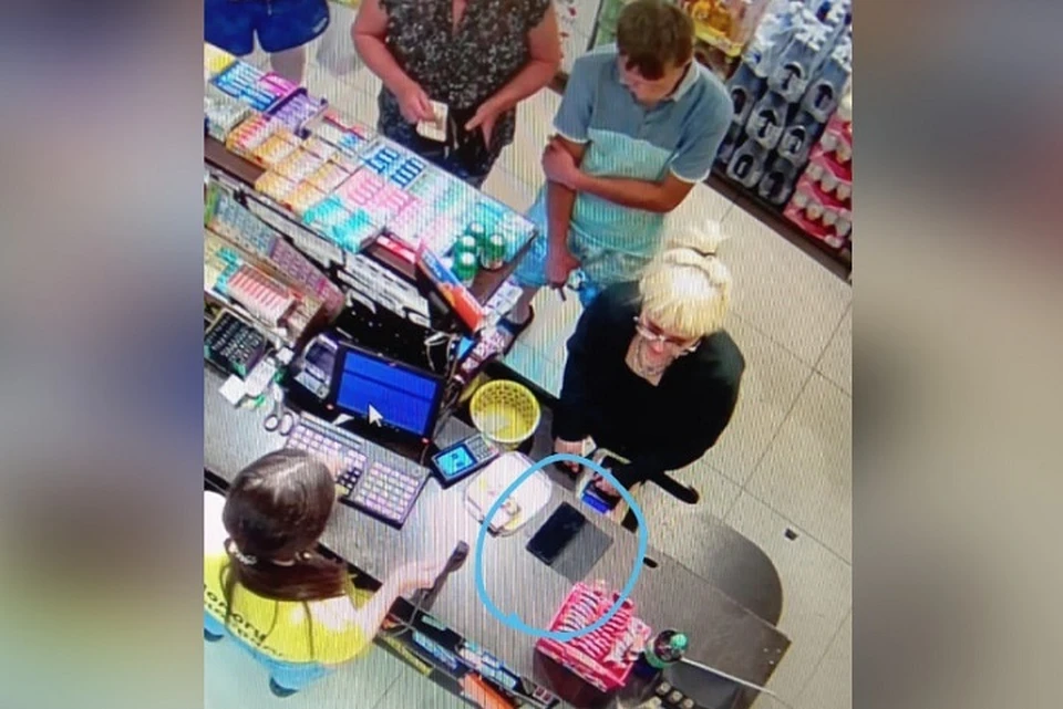 Женщина украла в магазине. Ворует в супермаркете. Девушка в магазине. Женщина ворует в магазине. Женщина украла в магазине.