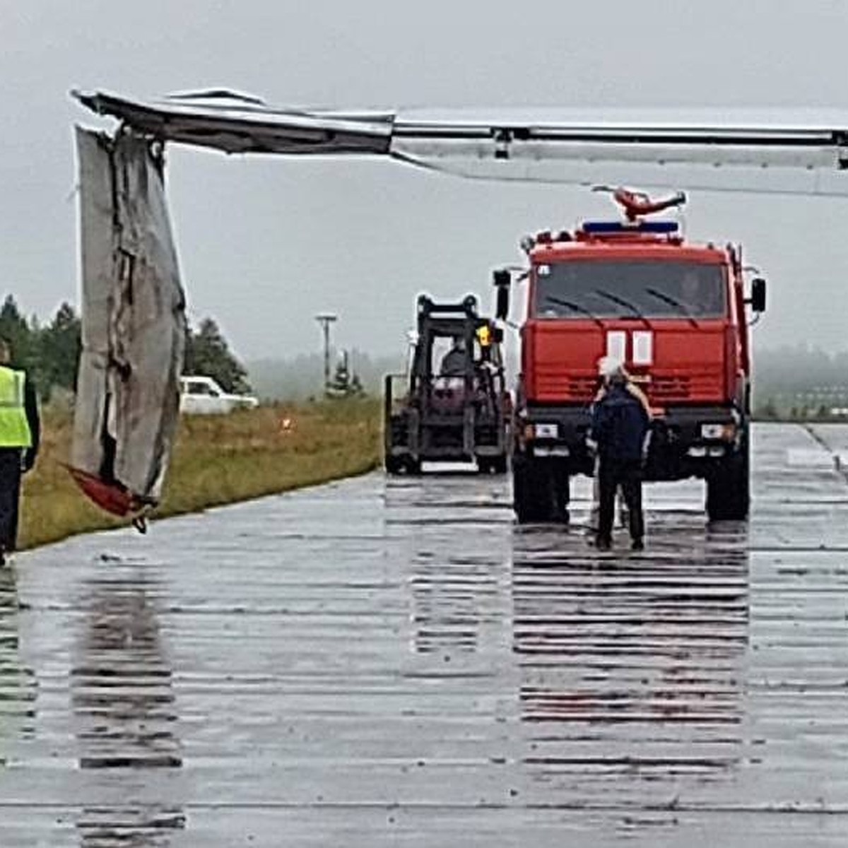 АН-24 совершил аварийную посадку в Усть-Куте из-за поврежденного крыла -  KP.RU