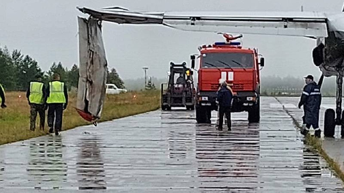 АН-24 совершил аварийную посадку в Усть-Куте из-за поврежденного крыла -  KP.RU