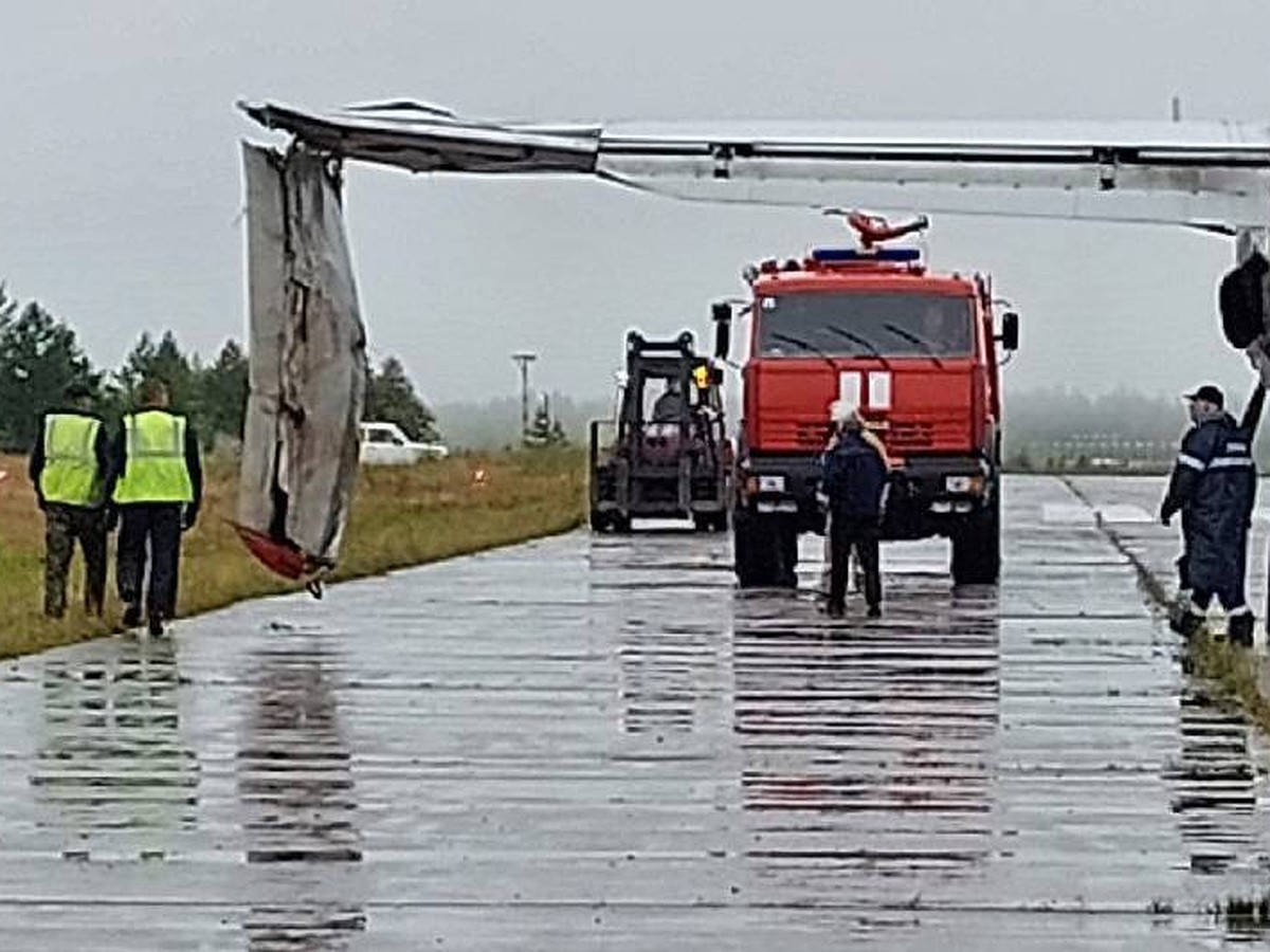 АН-24 совершил аварийную посадку в Усть-Куте из-за поврежденного крыла -  KP.RU