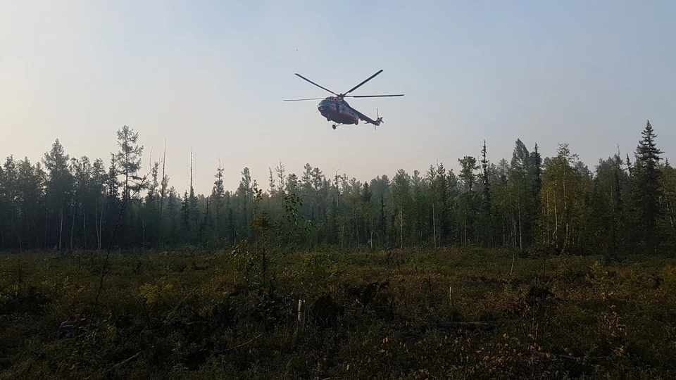 На вертолетах спасателей доставляют к тлеющим очагам в труднодоступной местности