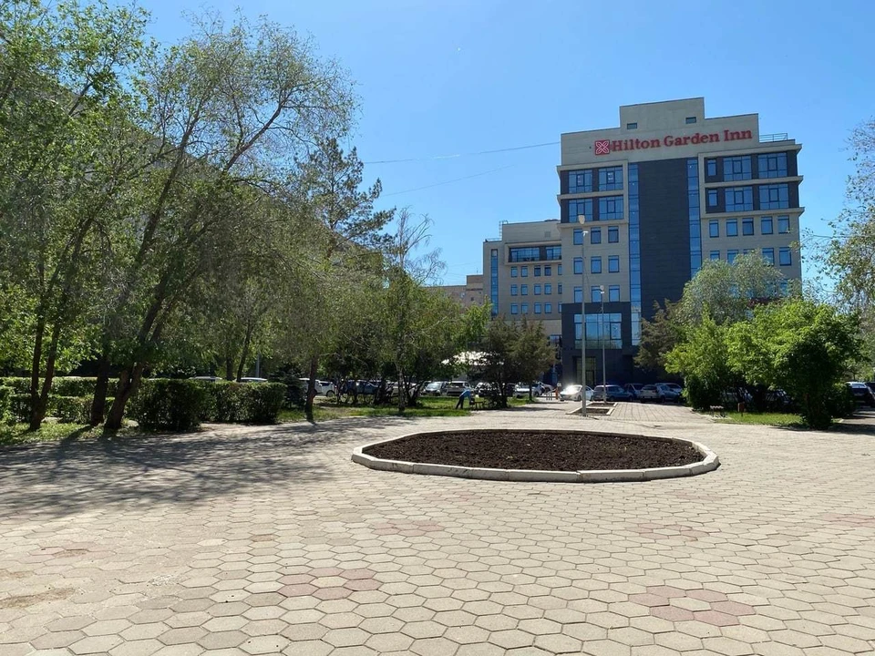 Благоустроена только территория гостиницы и парковка