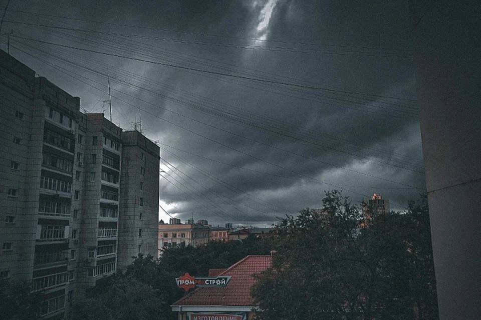 В небе над хабаровском сегодня. Грозовые тучи над городом. Ливень в Хабаровске. Дождливое небо над городом. Дождливый город в России.
