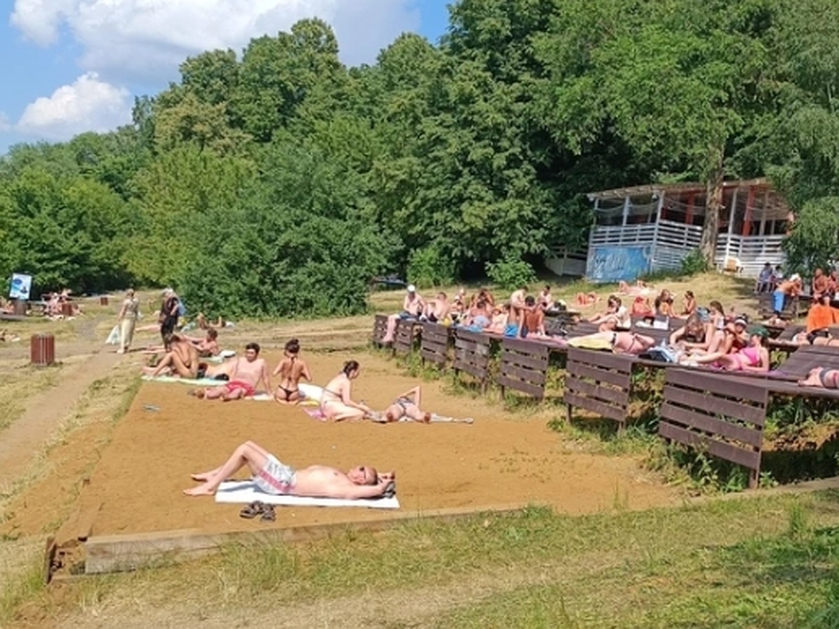 На пляже в Ульяновске у супружеской пары украли одежду и ключи от машины -  KP.RU